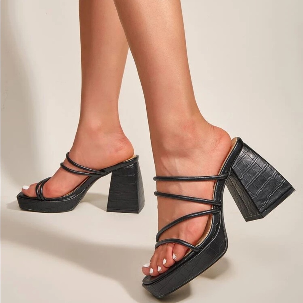 BLACK CROCK PLATFORM SANDALS